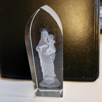Sale Photo Thumbnail #377: This auction lot is for a beautiful Laser Etched Madonna & Child in Glass.  This item is heavy for its size and appears to be in good condition. Wonderful addition to any home looking to house religious icons.