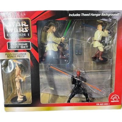 Sale Photo Thumbnail #914: Figures include Qui-Gon Jinn, Obi-Wan-Kenobi, and Darth Maul. Also includes an exclusive bonus piece, a battle droid. The box shows some storage related wear. Pre-auction estimate: $25-$50. [CS]