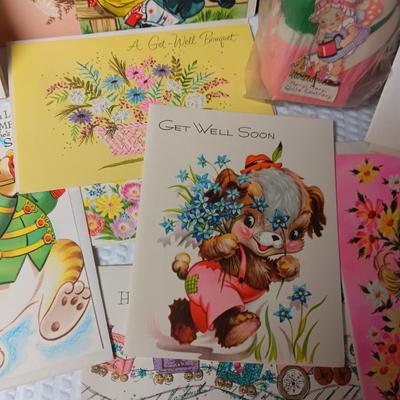 UNUSED VINTAGE GREETING CARDS AND SEALED PARTY PLEATED CUPS (5)