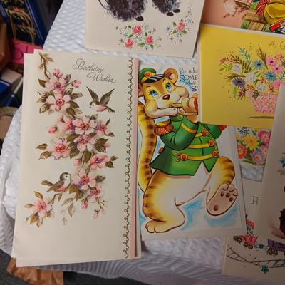 UNUSED VINTAGE GREETING CARDS AND SEALED PARTY PLEATED CUPS (5)