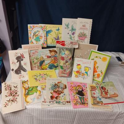 UNUSED VINTAGE GREETING CARDS AND SEALED PARTY PLEATED CUPS (5)