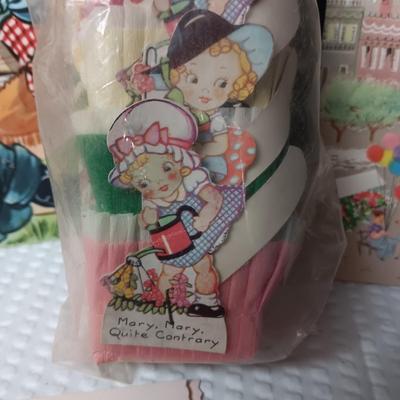 UNUSED VINTAGE GREETING CARDS AND SEALED PARTY PLEATED CUPS (5)