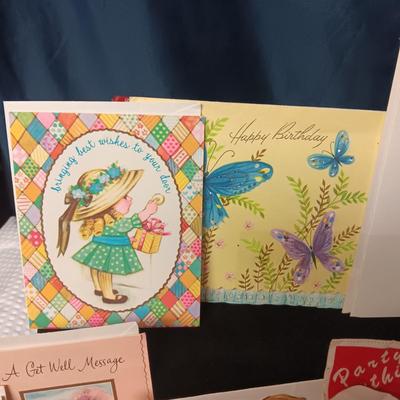 UNUSED VINTAGE GREETING CARDS AND SEALED PARTY PLEATED CUPS (5)