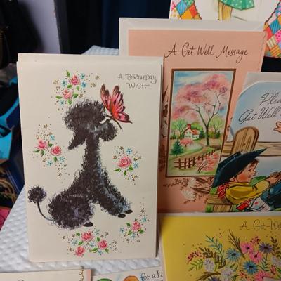 UNUSED VINTAGE GREETING CARDS AND SEALED PARTY PLEATED CUPS (5)