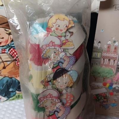 UNUSED VINTAGE GREETING CARDS AND SEALED PARTY PLEATED CUPS (5)