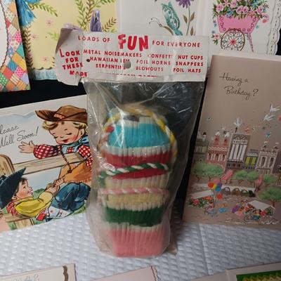 UNUSED VINTAGE GREETING CARDS AND SEALED PARTY PLEATED CUPS (5)