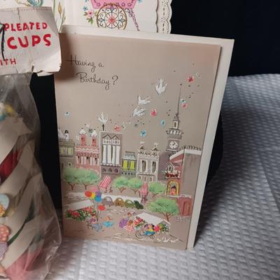 UNUSED VINTAGE GREETING CARDS AND SEALED PARTY PLEATED CUPS (5)