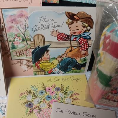 UNUSED VINTAGE GREETING CARDS AND SEALED PARTY PLEATED CUPS (5)