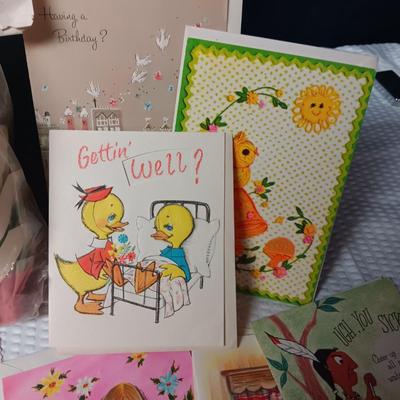 UNUSED VINTAGE GREETING CARDS AND SEALED PARTY PLEATED CUPS (5)