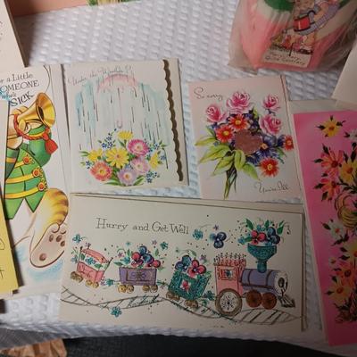 UNUSED VINTAGE GREETING CARDS AND SEALED PARTY PLEATED CUPS (5)