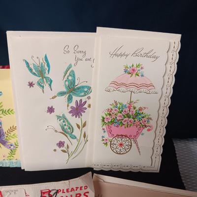 UNUSED VINTAGE GREETING CARDS AND SEALED PARTY PLEATED CUPS (5)