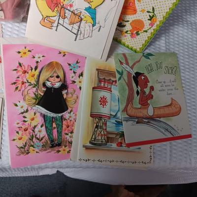 UNUSED VINTAGE GREETING CARDS AND SEALED PARTY PLEATED CUPS (5)