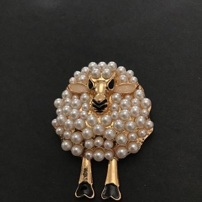 Gold tone sheep brooch with faux pearls