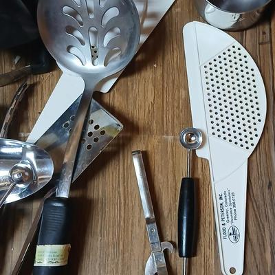 Drawer of Kitchen Utensils - Dough blender - Spatulas - Pizza cutter - and much more