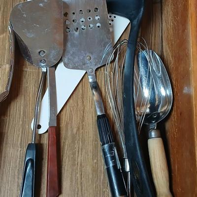 Drawer of Kitchen Utensils - Dough blender - Spatulas - Pizza cutter - and much more