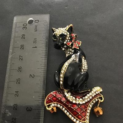 Cute black enameled cat with beautiful rhinestones