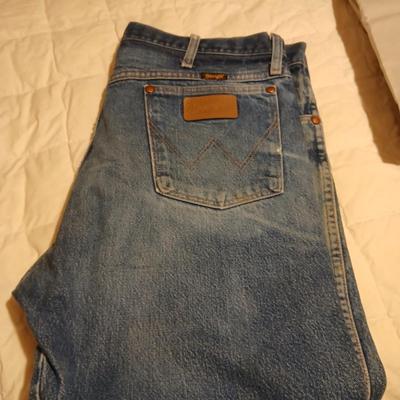 Men's clothes - Wrangler jeans, a t-shirt, and a few pairs of shorts - see pics for sizes