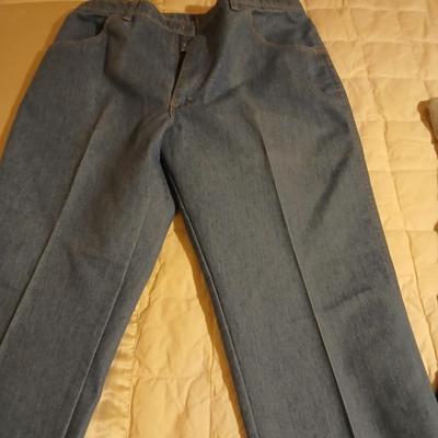 Men's clothes - Wrangler jeans, a t-shirt, and a few pairs of shorts - see pics for sizes