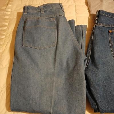 Men's clothes - Wrangler jeans, a t-shirt, and a few pairs of shorts - see pics for sizes