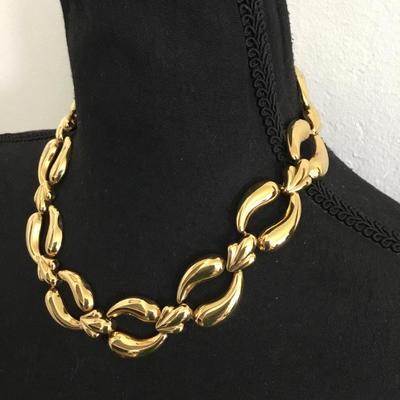 Beautiful vintage, gold tone, statement necklace excellent condition