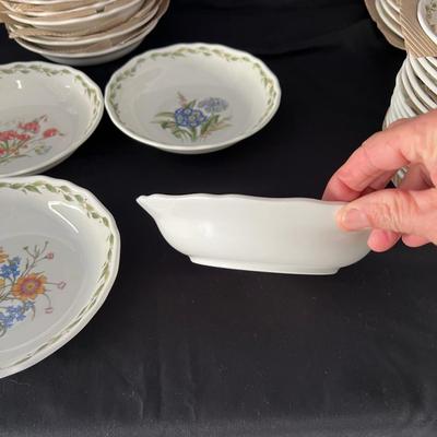 Noritake ‘Casual Gourmet’ 12+ Person Dinnerware (G-RG)