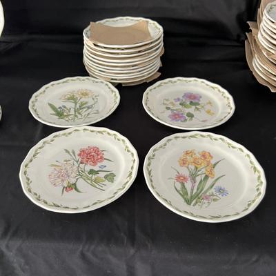 Noritake ‘Casual Gourmet’ 12+ Person Dinnerware (G-RG)