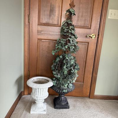Faux Ivy Topiary & Planter (D-MG)