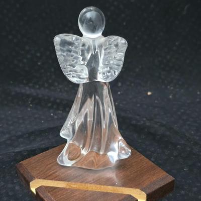 1980 Goebel Annual Crystal Glass Collector Plate featuring an angel design with two glass angel figurines