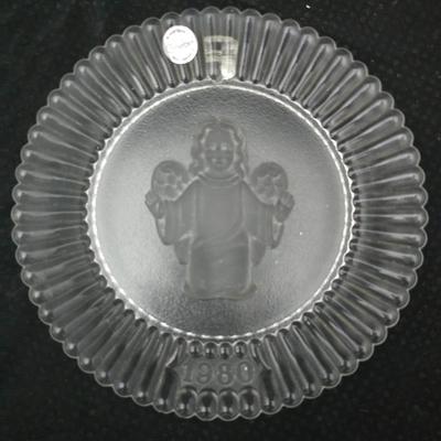 1980 Goebel Annual Crystal Glass Collector Plate featuring an angel design with two glass angel figurines