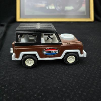 Vintage Tootsie Toy Land Rover diecast toy car. with framed picture of a 1920 Pierce-Arrow Series 51 Enclosed Limousine - Woodrow Wilson