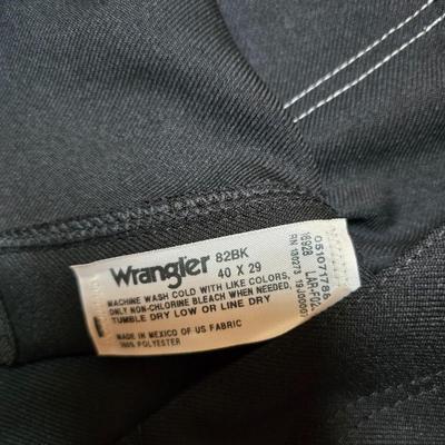 Seven pair of men's Wrangler brand slacks - see pictures for all sizes