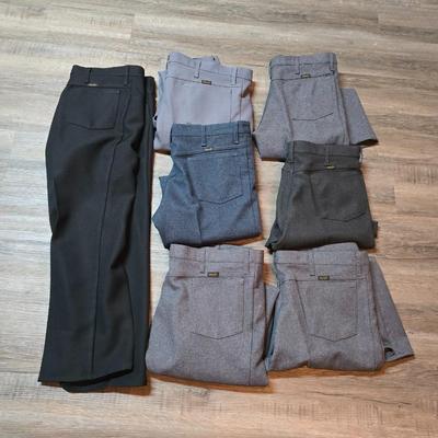 Seven pair of men's Wrangler brand slacks - see pictures for all sizes