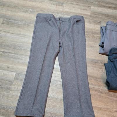 Seven pair of men's Wrangler brand slacks - see pictures for all sizes