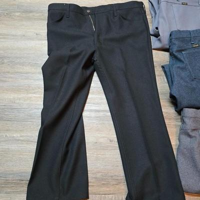 Seven pair of men's Wrangler brand slacks - see pictures for all sizes