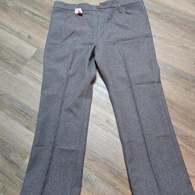 Seven pair of men's Wrangler brand slacks - see pictures for all sizes