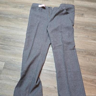 Seven pairs of Men's Wrangler brand slacks - see pictures for all sizes