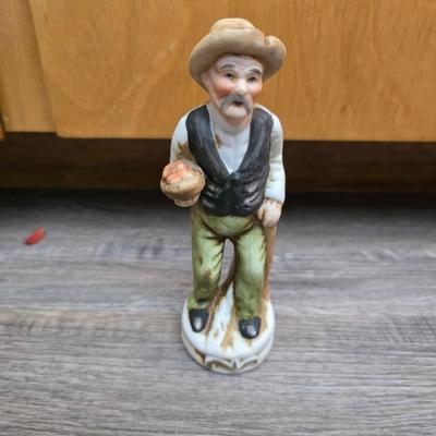 Barometer - Civil war VHS tapes - Two wall mirror accent pieces - and an assortment of other items that didn't get placed in lots.