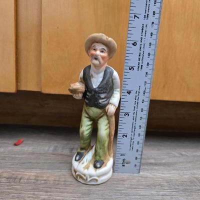 Barometer - Civil war VHS tapes - Two wall mirror accent pieces - and an assortment of other items that didn't get placed in lots.