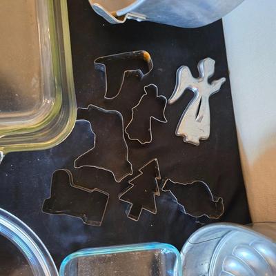 Pyrex / Anchor hocking Clear Glass & aluminum baking pans with vintage cookie cutters
