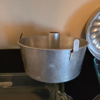 Pyrex / Anchor hocking Clear Glass & aluminum baking pans with vintage cookie cutters