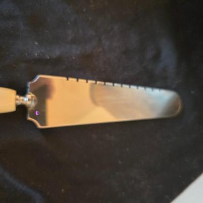 Pyrex / Anchor hocking Clear Glass & aluminum baking pans with vintage cookie cutters