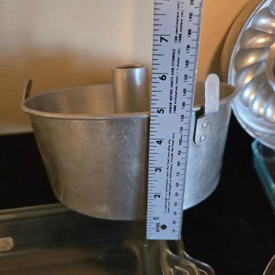 Pyrex / Anchor hocking Clear Glass & aluminum baking pans with vintage cookie cutters