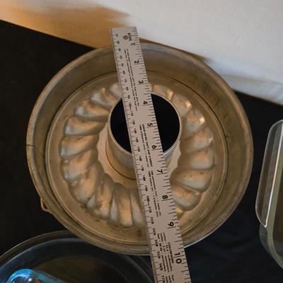 Pyrex / Anchor hocking Clear Glass & aluminum baking pans with vintage cookie cutters