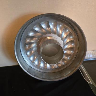 Pyrex / Anchor hocking Clear Glass & aluminum baking pans with vintage cookie cutters