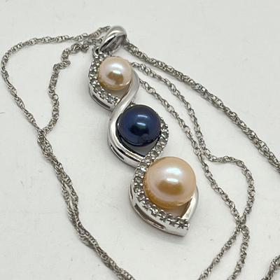 LOT 48: 10K White Gold Pearl and Diamond Pendant on 18" 10K Thin Chain - 3.3 GTW