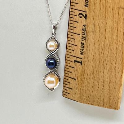 LOT 48: 10K White Gold Pearl and Diamond Pendant on 18" 10K Thin Chain - 3.3 GTW
