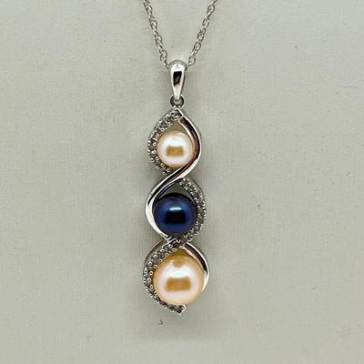 LOT 48: 10K White Gold Pearl and Diamond Pendant on 18" 10K Thin Chain - 3.3 GTW