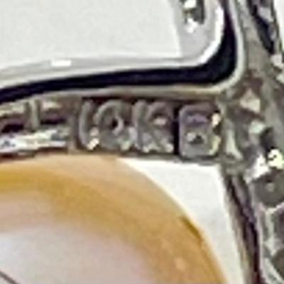 LOT 48: 10K White Gold Pearl and Diamond Pendant on 18" 10K Thin Chain - 3.3 GTW