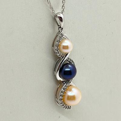 LOT 48: 10K White Gold Pearl and Diamond Pendant on 18" 10K Thin Chain - 3.3 GTW