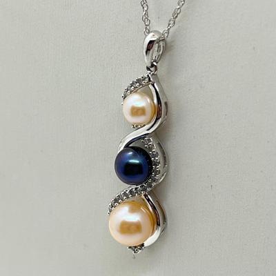 LOT 48: 10K White Gold Pearl and Diamond Pendant on 18" 10K Thin Chain - 3.3 GTW